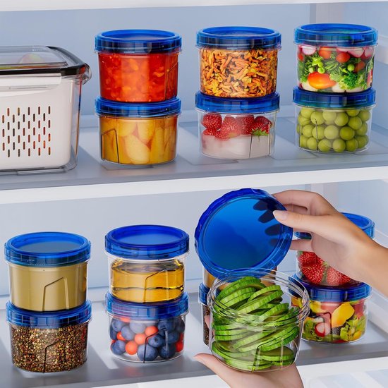 Boîtes de conservation empilées avec couvercles bleus, remplies d'ingrédients variés tels que des légumes, des fruits et des collations. Une main enlève un couvercle.