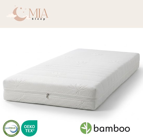 Een witte matras met een subtiel bamboe-motief in de stof. Certificeringen CertiPUR-US en OEKO-TEX zijn zichtbaar. Het woord 'bamboo' is in groen naast het matras.