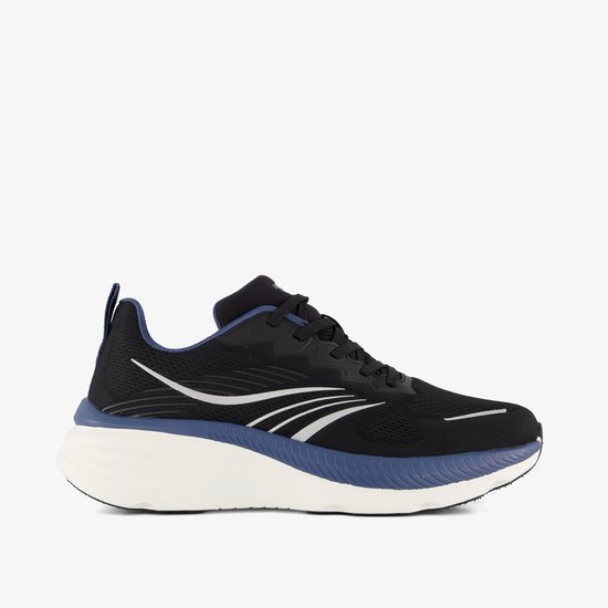 Zwarte Osaga hardloopschoen met witte en blauwe zool, gezien vanaf de zijkant.
