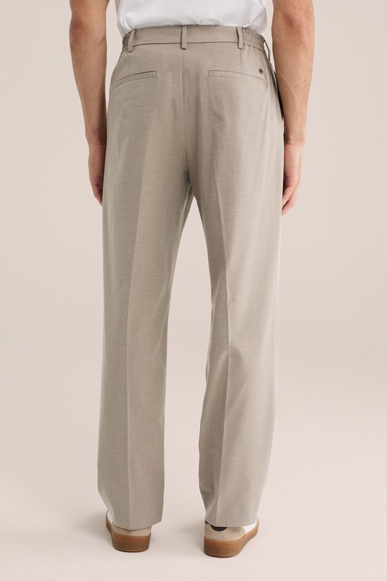 Achterkant man met beige pantalon met bandplooi.