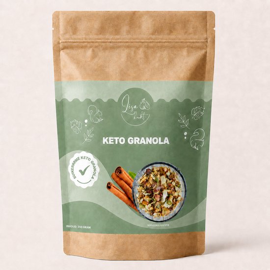 Bruine zak met 'KETO GRANOLA' en 'SUIKERMERKE KETO GRANOLA' in witte cirkel. Een kom met granola en kaneelstokjes.