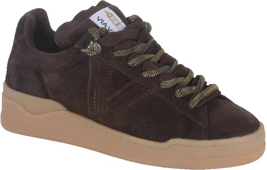Bruine suède VIA VAI sneaker met veters en beige zool, zij aanzicht.