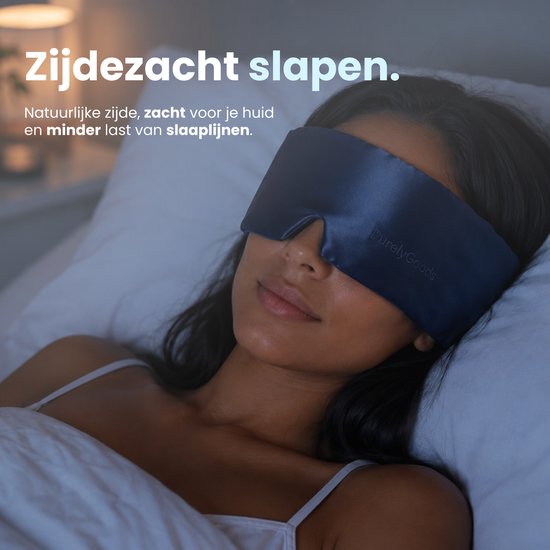 Masque de nuit en soie bleu foncé porté par une femme au lit. Texte : 'Dormez en douceur.'