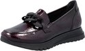 Bordeauxrode lakleren loafer met kettingdetail en profielzool.