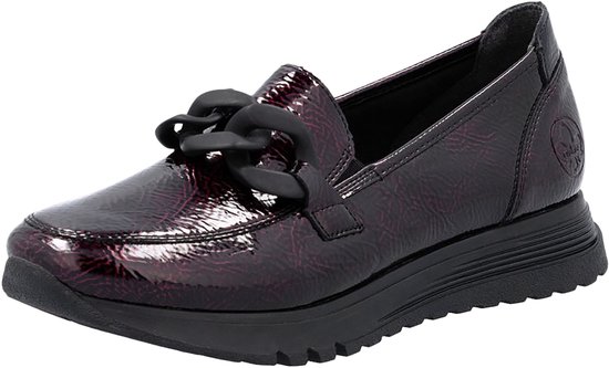 Bordeauxrode lakleren loafer met kettingdetail en profielzool.