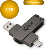 Donkergrijze Xedor USB-stick met USB-A en USB-C aansluitingen. De tekst '1TB' en '1120Mbps' zijn zichtbaar.