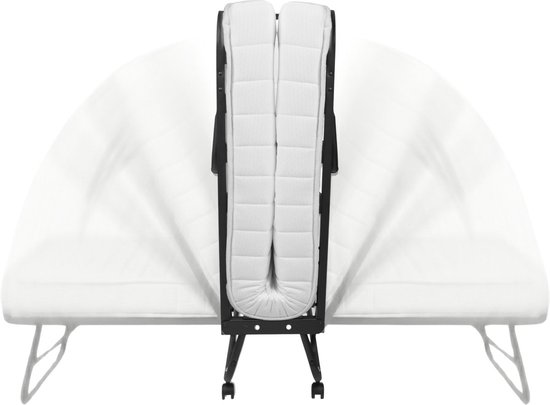 Wit opklapbed in de lengte gevouwen, met een gestreept matras op een zwart metalen frame.