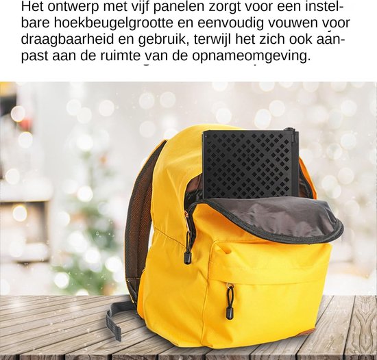 Opvouwbaar microfoonschild met vijf panelen in een gele rugzak op een houten tafel.
