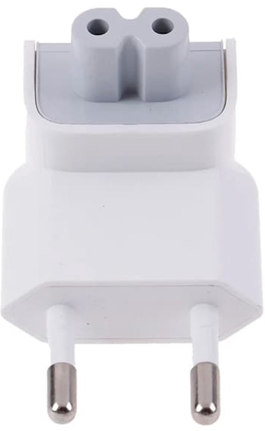 Witte Europese reisadapter met een grijze tweepolige aansluiting voor MacBook-opladers.