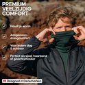 Man met donkergroene col die hij aanpast, met tekst over comfort.