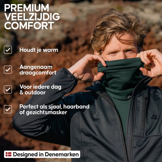 Man met donkergroene col die hij aanpast, met tekst over comfort.