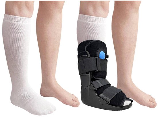 Twee benen, één met een witte kous en blote voet, het andere been met een zwarte enkelbrace met klittenbandsluiting en witte kous.