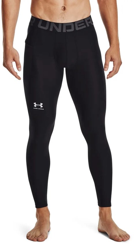 Man met zwarte Under Armour sportlegging, grijze 'UNDER ARMOUR' tailleband en wit logo op linkerbeen.