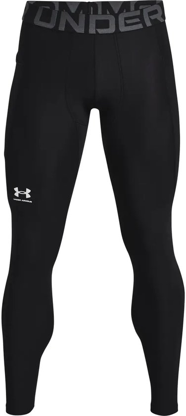 Zwarte sportlegging voor heren van Under Armour met grijze 'UNDER ARMOUR' opdruk op de tailleband en wit logo op de linker dij.