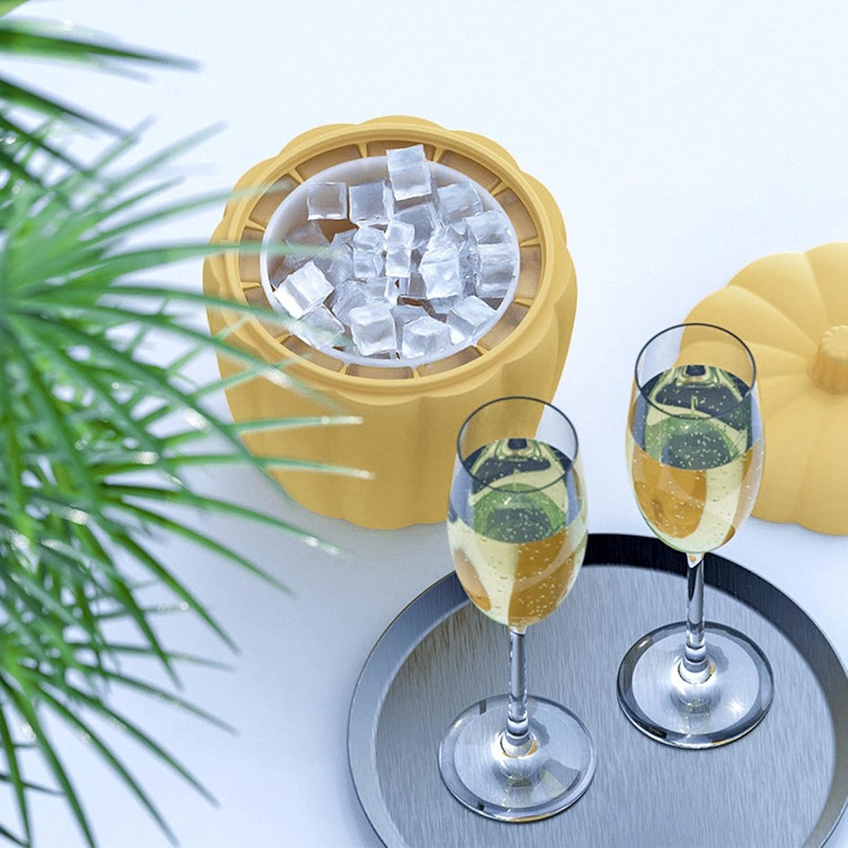 Ijsblokjesmaker Pompoen - Ijsemmer met deksel - Drankjes Koelen - Draagbaar en Lekvrij - 60 stuks - Geel