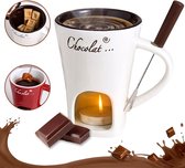 Witte mok met 'Chocolat...' tekst, opening voor waxinelichtje, vorkje. Een rode mok met marshmallow in chocolade is ingevoegd. Chocola en chocoladespatters.
