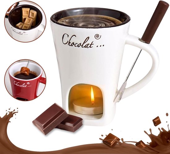 Witte mok met 'Chocolat...' tekst, opening voor waxinelichtje, vorkje. Een rode mok met marshmallow in chocolade is ingevoegd. Chocola en chocoladespatters.