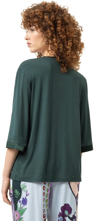 Donkergroen T-shirt met 3/4 mouwen en satijnen boorden, gedragen door een model met krullend haar.