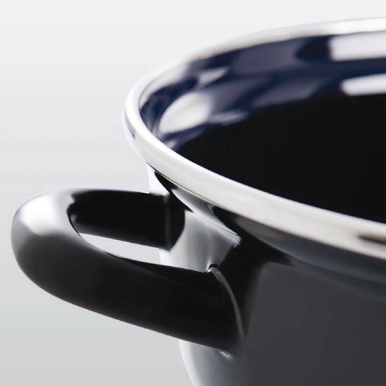 Close-up van het zwarte emaille handvat van een braadpan met zilverkleurige rand.