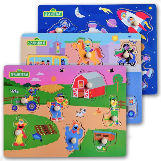 Trois puzzles "Sesamstraat" empilés : Espace, Ferme et Véhicules. Chacun avec des illustrations colorées et des boutons en bois.