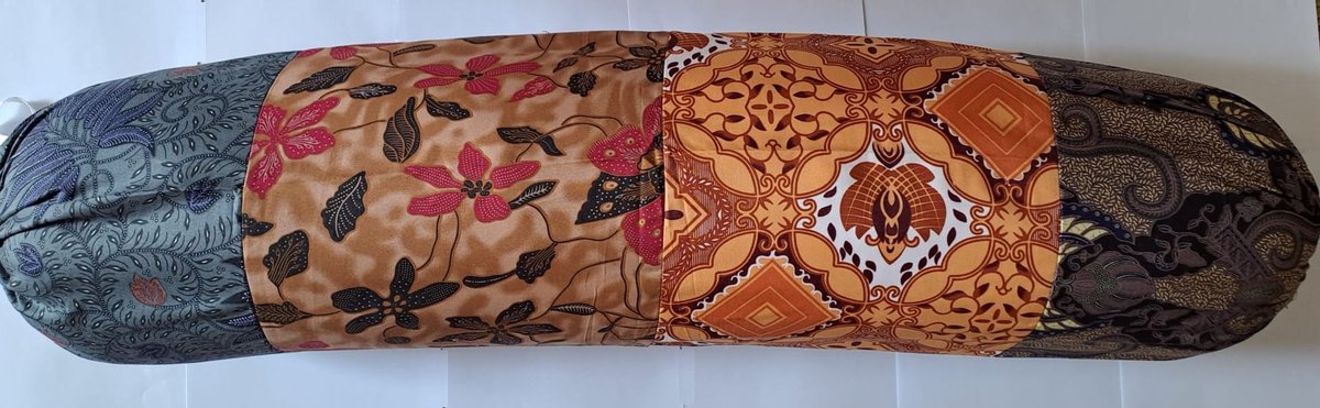 Guling Gulings - Compleet met 100% Katoenen Patchwork Batik hoes. Large: ~95xØ~24-25cm. – Medium - 1 Kg AirCool Koudschuim Vulling - met handige decoratieve striksluiting - Wasbaar - Wees er snel bij --> TIJDELIJKE INTRODUCTIE KORTING!.
