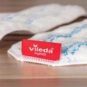 Witte Vileda H2PRO dweil met blauwe strepen en een rood Vileda label.