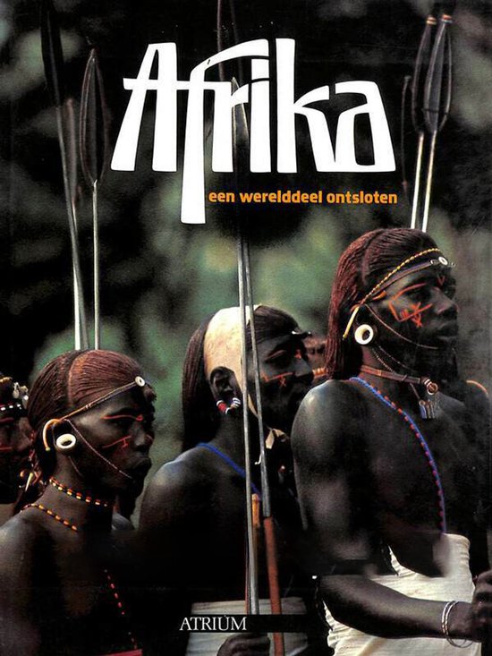 Boekcover 'Afrika' met drie mannen met traditionele sieraden en hoofdtooien.