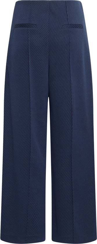 Donkerblauwe broek met wijde pijpen en achterzakken, uitgevoerd in een textuur met diagonaal patroon.