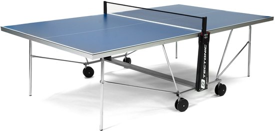 Blauwe tafeltennistafel met net, zilverkleurig frame en vier wielen.