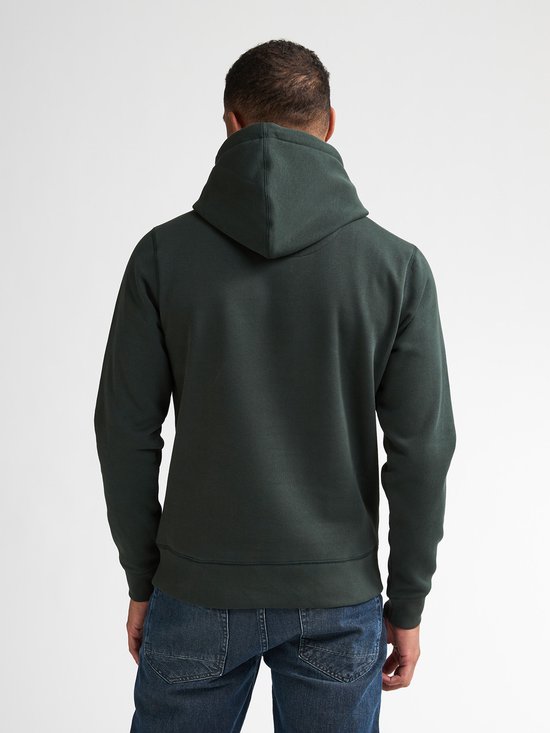Donkergroene hoodie met lange mouwen, gezien vanaf de achterkant op een man met spijkerbroek.