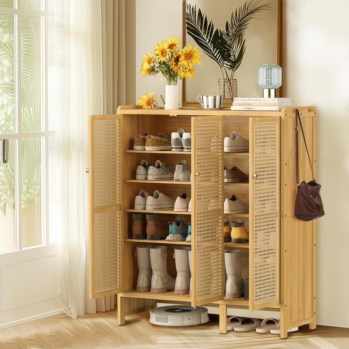 Schoenenkast met 3 Deuren en 6 Planken – Bamboe Schoenenrek voor 18-20 Paar Schoenen – Opbergkast voor Hal, Entree en Gang – Met Rotan Deuren, Haken en Opbergblad – 90,5 x 35 x 107 cm – Mobili Bella