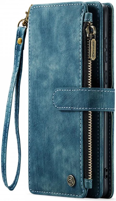 Blauw telefoonhoesje in gesloten toestand met polsbandje en drukknopsluiting.