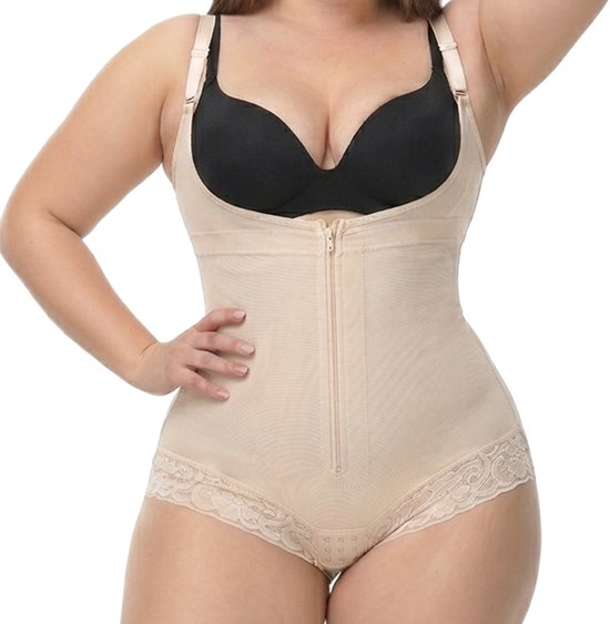 Beige corrigerende bodysuit met rits aan de voorkant en kanten afwerking bij de benen, gedragen door een model.