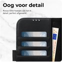 Detailopname van de binnenkant van een zwarte lederen telefoonhoes met pasjeshouder.