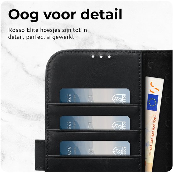 Detailopname van de binnenkant van een zwarte lederen telefoonhoes met pasjeshouder.