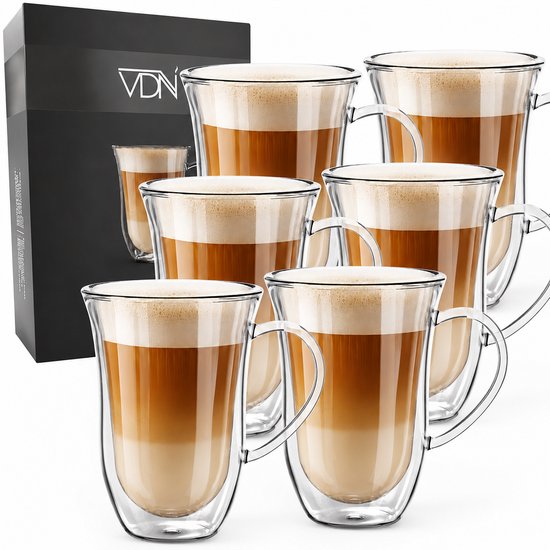 Ensemble de six verres VDN à double paroi, remplis de latte macchiato. À côté d'un emballage noir.