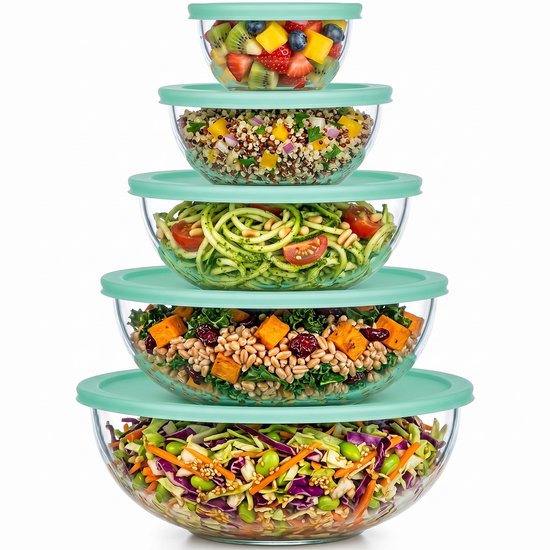 Empilement de cinq bols en verre avec des couvercles turquoise, chacun rempli d'une salade colorée différente ou d'une salade de fruits.