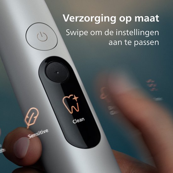 Close-up van de zilverkleurige poetskop van een elektrische tandenborstel met de opties 'Sensitive' en 'Clean' weergegeven.