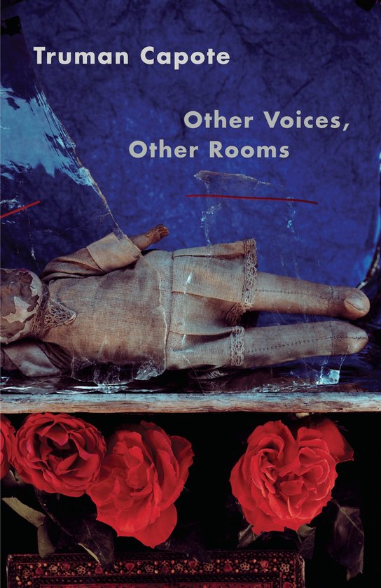 Boekomslag van "Other Voices, Other Rooms" door Truman Capote met een pop-achtig figuur en rode rozen.