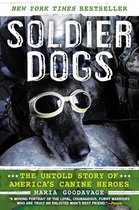 Boekcover van Soldier Dogs met een donkere hond met een hondenbril, een New York Times bestseller.