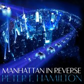 Cover van Peter F. Hamilton's 'Manhattan in Reverse', een futuristische skyline van Manhattan met vliegende auto's.