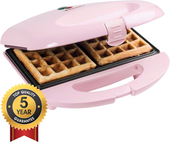 Roze wafelijzer met twee gebakken wafels en een 'Top Quality 5 Year Guarantee' sticker.
