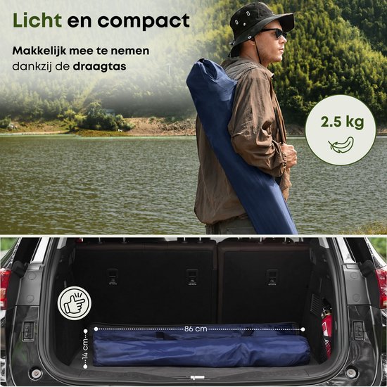 Man draagt blauwe campingstoel in draagtas, 2.5 kg, past in auto.