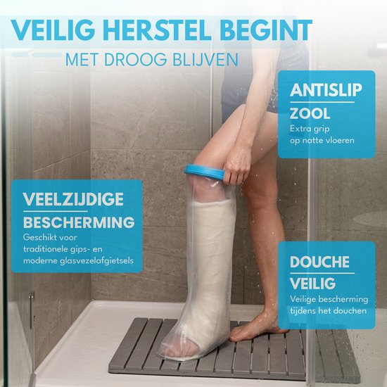 Een been in een witte gipshoes met blauwe rand staat op een grijze douchemat. Tekst: "Veilig herstel begint met droog blijven".