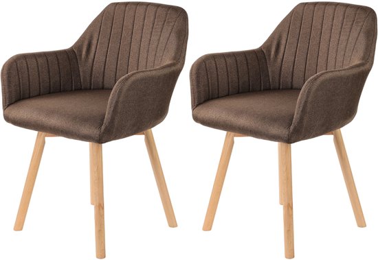 Twee bruine eetkamerstoelen met armleuningen en lichtgekleurde houten poten, staand op een witte achtergrond.
