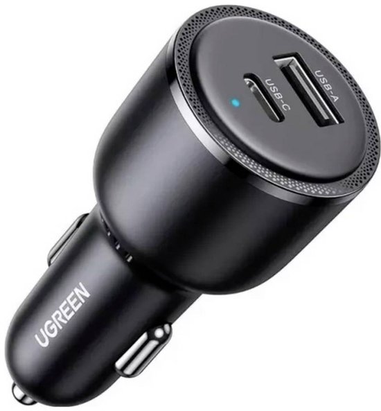Zwarte UGREEN autolader met twee USB-poorten, één USB-A en één USB-C.