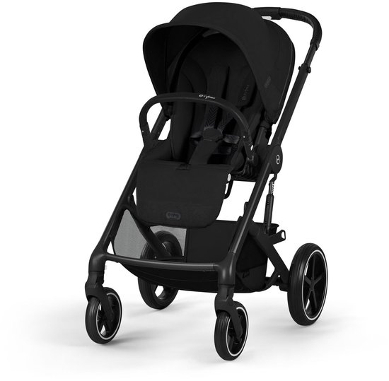 Zwarte kinderwagen met verstelbare duwstang, zitje en grote kap.