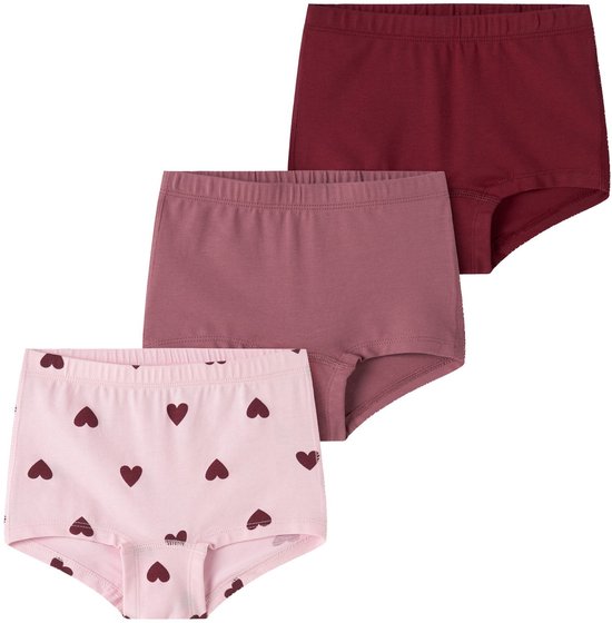 Drie meisjesboxers: één donkerrood, één oudroze en één lichtroze met hartjes.