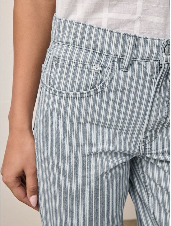 Broek van lichtgrijs denim met witte verticale strepen, detail van steekzakken.