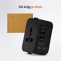 Zwarte reisadapter naast een Skoov doosje.